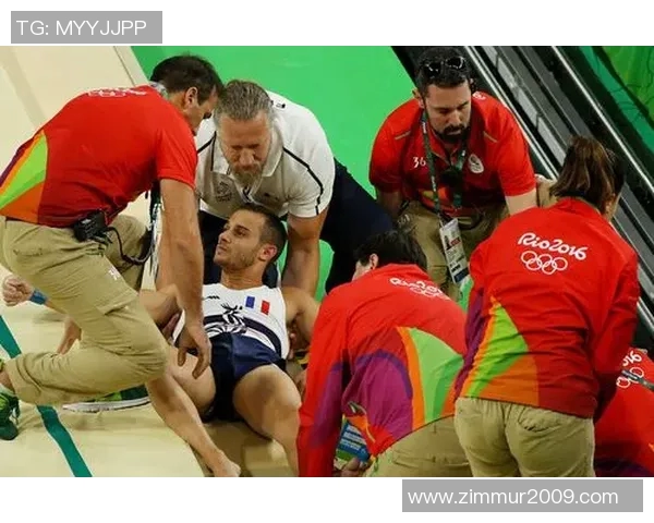 足球场意外跌落球星瞬间引热议现场救援画面曝光全程回放